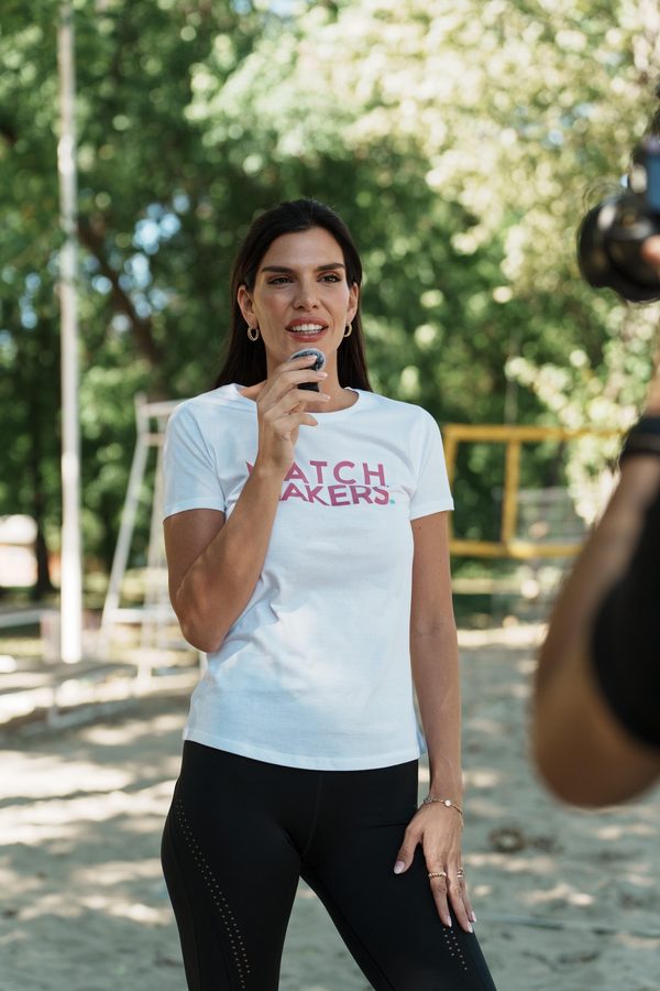 Anja, osnivačica Match Makers, sa mikrofonom na terenu