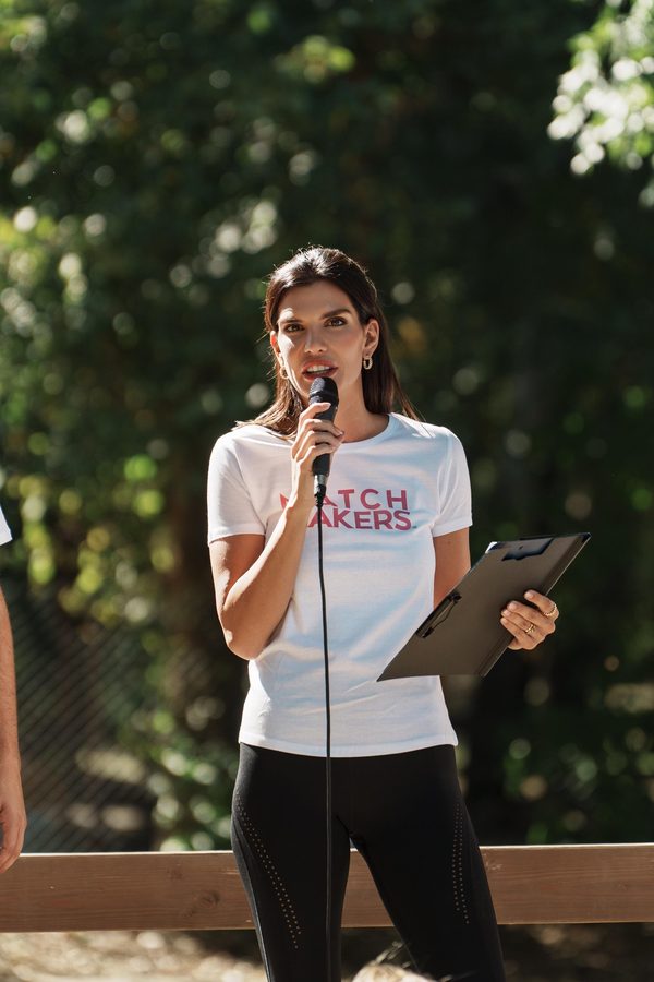 Anja vodi program sa mikrofonom i beleškama