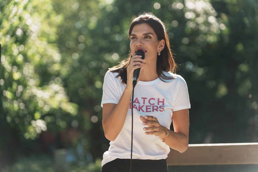 Anja, osnivačica Match Makers, sa mikrofonom
