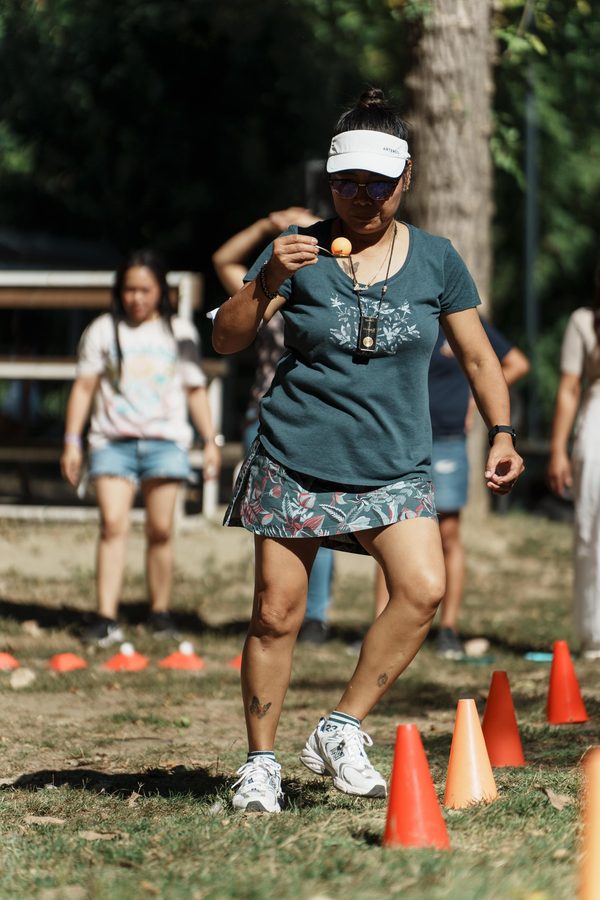 Nošenje loptice na kašici kroz čunjeve