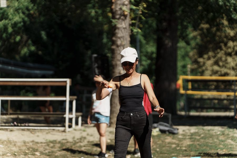 Učesnica sa lopticom na sunčanom terenu