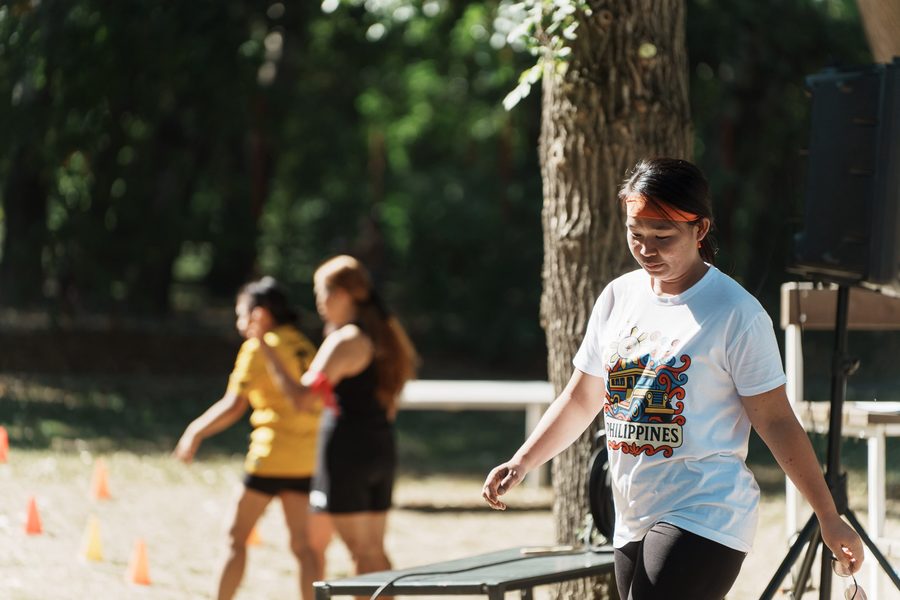 Učesnica u majici sa filipinskim motivom