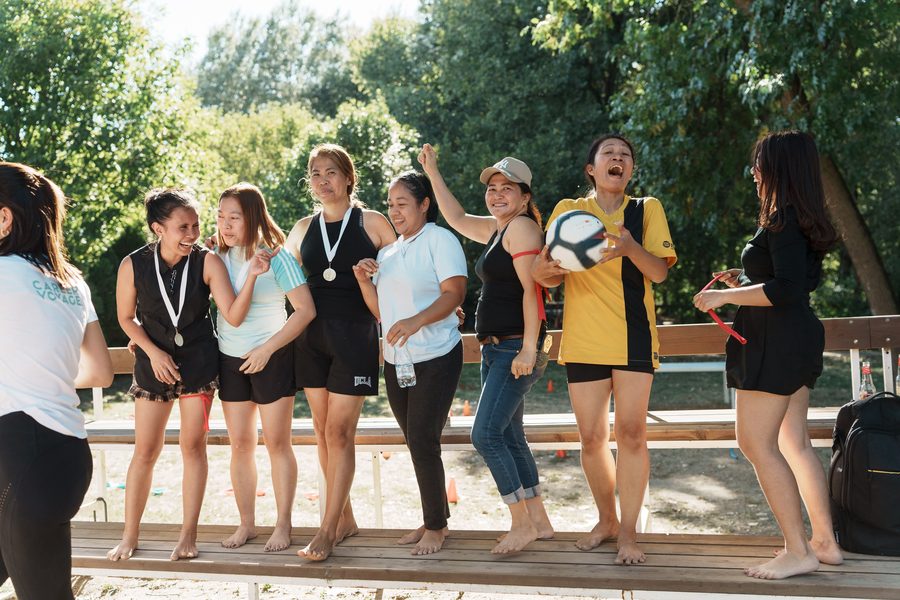 Ekipa sa medaljama i loptom se smeje