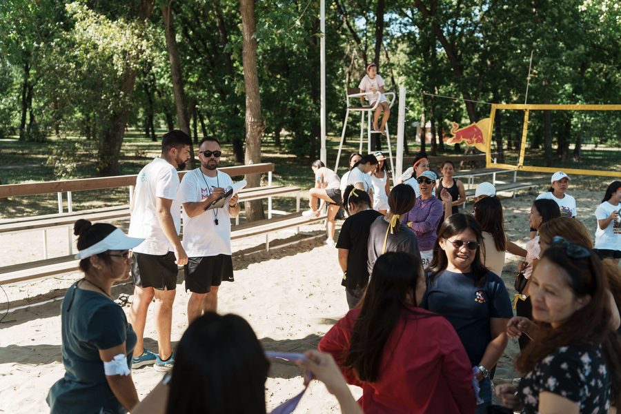 Učesnici se okupljaju pored terena u pesku