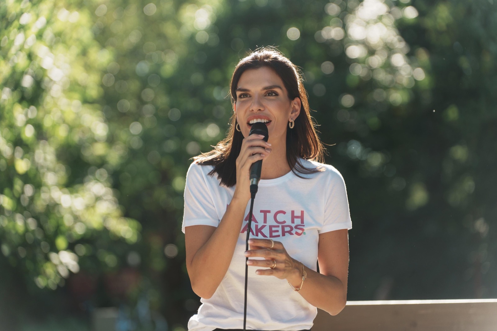 Anja govori na događaju u Match Makers majici